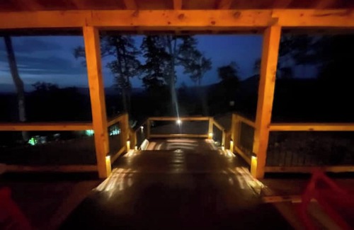 Del Rio House | The Aerie House + Bear's Den Cabin @ Bull Mountain