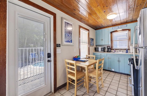 Largo Cottage | The Angler*Quaint 2bdr 1BA Cottage, 30 Steps to Sand*Heated Pool