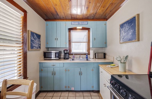 Largo Cottage | The Angler*Quaint 2bdr 1BA Cottage, 30 Steps to Sand*Heated Pool
