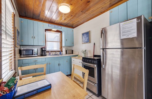 Largo Cottage | The Angler*Quaint 2bdr 1BA Cottage, 30 Steps to Sand*Heated Pool
