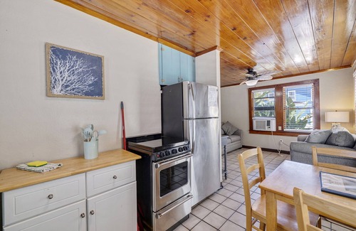 Largo Cottage | The Angler*Quaint 2bdr 1BA Cottage, 30 Steps to Sand*Heated Pool
