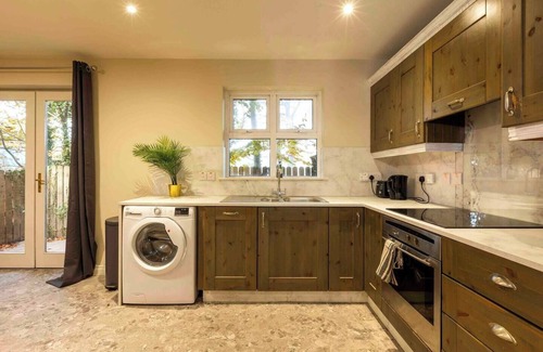 Ormeau House | The Annadale - Luxury 3 Bd (Gold Short Term Stays)