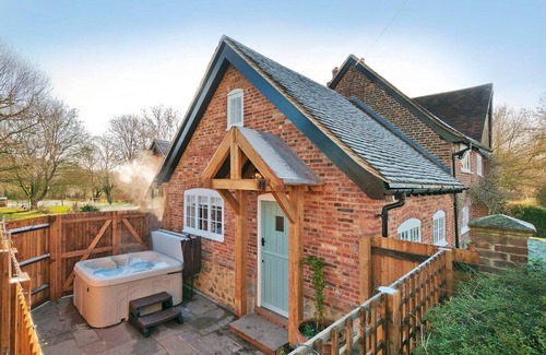 Maidstone Apartment | The Annexe -Studio apartment with hot tub in a rural location nr to Leeds Castle