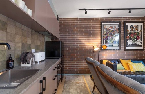 Petersham House | The Art Haus Retro Chic Hideaway near Local Gems