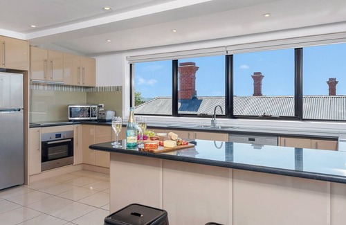 Hobart Central Business District Apartment | The Artview fantastic city location os parking