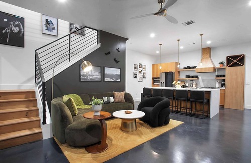 South Lamar Apartment | The ATX South Lamar Creekside Retreat with Hot tub