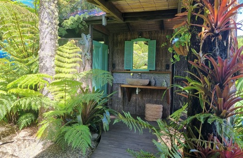 Coromandel Cabin | The Bali Room-Part of Coromandel Eco Sanctuary. Pet Friendly/Wi-Fi/Chimenea Fire