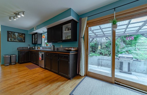 Trinidad House | The Barn: a Trinidad home in the redwoods with privacy and hot tub.