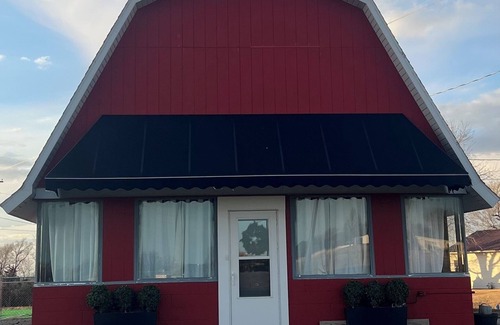 Belleville House | The Barn -charming newly renovated unique space located at the heart of America