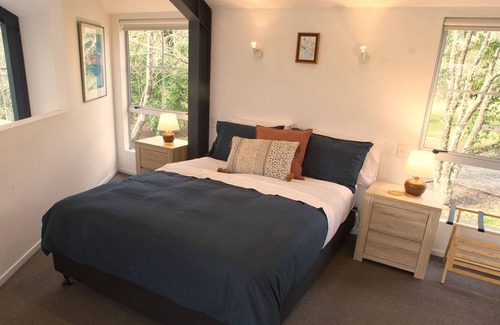 Algies Bay House | The Barn in Algies Bay. Warkworth. 50 minutes from Auckland Harbour bridge.