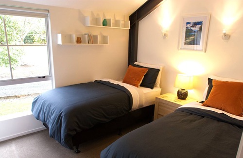 Algies Bay House | The Barn in Algies Bay. Warkworth. 50 minutes from Auckland Harbour bridge.