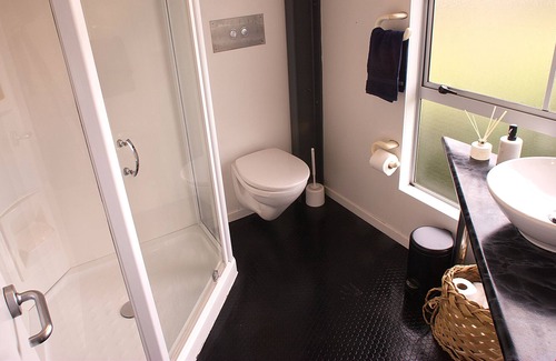 Algies Bay House | The Barn in Algies Bay. Warkworth. 50 minutes from Auckland Harbour bridge.
