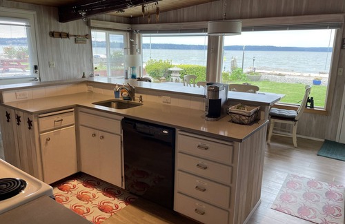 McKees Beach House | "The Beach House". Waterfront home/Puget Sound. Seattle commutable.