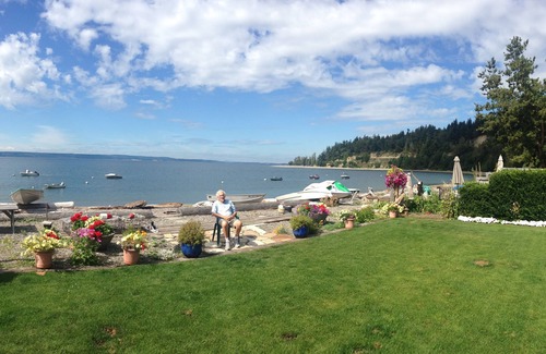 McKees Beach House | "The Beach House". Waterfront home/Puget Sound. Seattle commutable.
