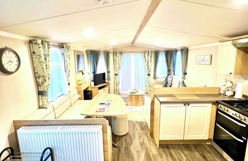 Par House | The Beach Retreat - Homely Beachside Caravan on 5* Park
