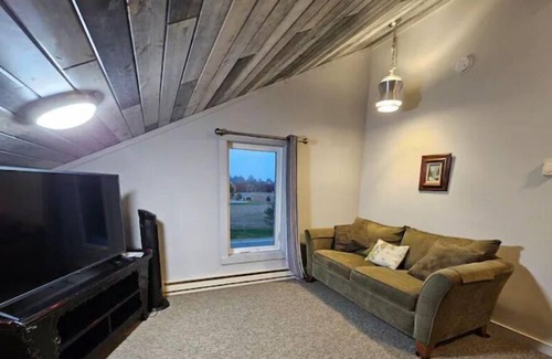 Cushing Resort | The Beahive Resort Unit # 3