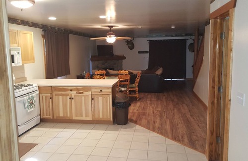 Oglesby Villa | The Bear Den Peaceful and Comfortable Animal and Hummingbird Viewing