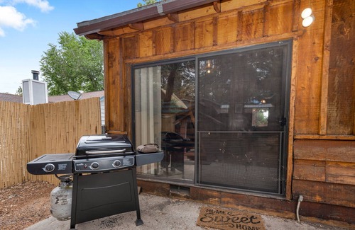 Sugarloaf Cottage | The Bear Escape - Mountain charm and is perfect for small family gatherings! Perfect getaway!