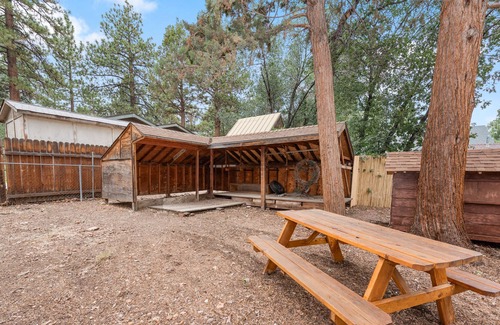 Sugarloaf Cottage | The Bear Escape - Mountain charm and is perfect for small family gatherings! Perfect getaway!