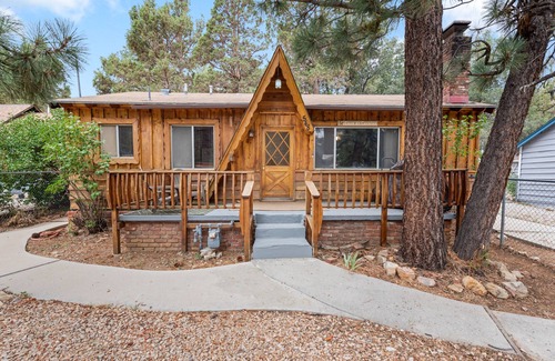 Sugarloaf Cottage | The Bear Escape - Mountain charm and is perfect for small family gatherings! Perfect getaway!