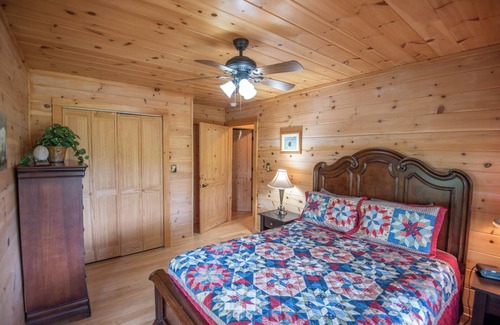 West Jefferson Cabin | The Bear Hideout Log Cabin - Mountain Views - Minutes to West Jefferson - Bumper Pool Table