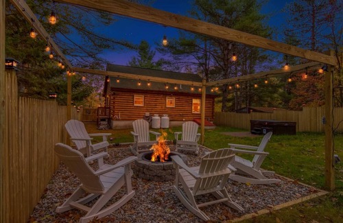 Brownfield House | The Bear's Den - Hot Tub & Incredible Lake Access