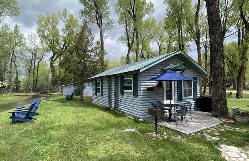 Riverside Cabin | The Bear’s Den at Cottonwood Cabins | Mountain Charm & Comfort