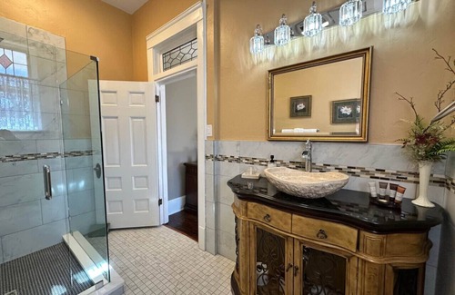 Guthrie Bed & Breakfast | The Bennett Room at The Judges Chambers