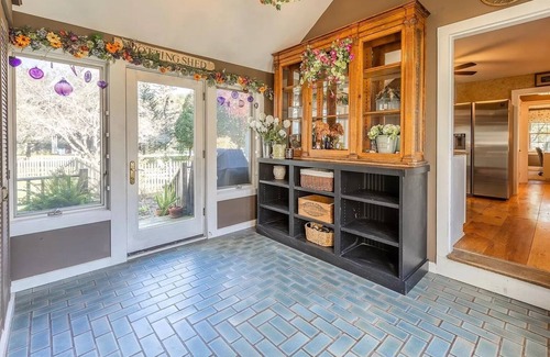 Lebanon House | The Benton House- 6 Beds- minutes to Dartmouth