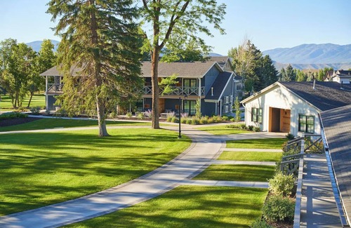 Midway Hotel | The Best Retreat w/enchanting outdoors, Resort & Golf access - Onsite Parking!