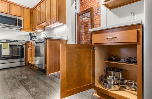 New Albany Apartment | The Betty - Entire rental unit in New Albany, Indiana Sleeps 8
