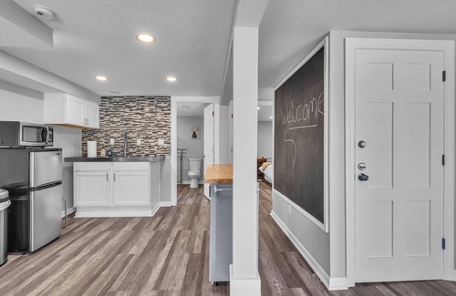 Zenda House | The Big Chill – Lake Geneva w/Grain Bin Gazebo, 5 Hole Mini Golf, Kayaks & More!