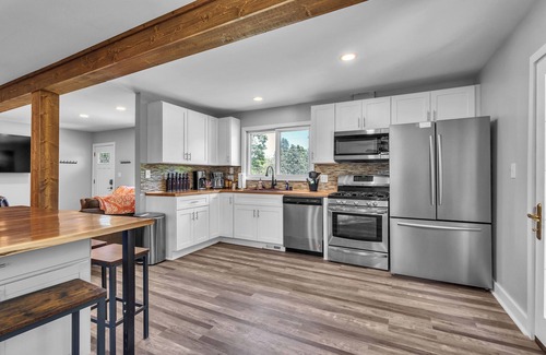 Zenda House | The Big Chill – Lake Geneva w/Grain Bin Gazebo, 5 Hole Mini Golf, Kayaks & More!