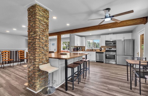 Zenda House | The Big Chill – Lake Geneva w/Grain Bin Gazebo, 5 Hole Mini Golf, Kayaks & More!