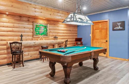 Long Pond House | The Bigwood Cabin by AvantStay Hot Tub Firepit Pool Table Private Yard
