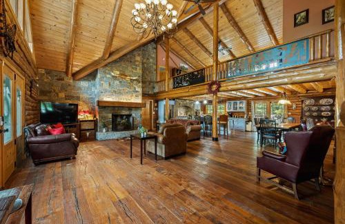 Long Pond House | The Bigwood Cabin by AvantStay Hot Tub Firepit Pool Table Private Yard