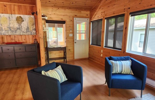 Arnes Cottage | The Birch Grove Escape! Year round, park like setting, short walk to beach
