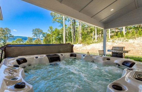 Chattanooga Valley House | The Bird`s Nest | Hot Tub | Fire Pit | Mtn Views | Sleeps 13 | 4 Bed, 2.5 Bath