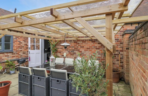 Ettington Cottage | THE BIT ON THE SIDE, pet friendly, with a garden in Ettington