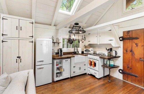 Harbor Springs Cabin | The Blissful Cabin - A cozy one-bedroom cabin with a fireplace.