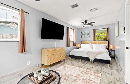 Jupiter House | The Blue Bungalow - Fire Pit - Pool - Bbq
