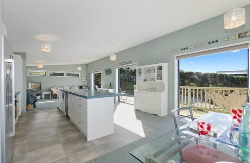 Waipu House | The Blue Cottage with WiFi- Waipu Holiday Home