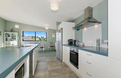 Waipu House | The Blue Cottage with WiFi- Waipu Holiday Home