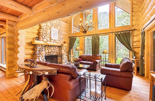 Clinton Cabin | The Blue Damsel - enjoy sleeping to the peaceful sounds of Rock Creek