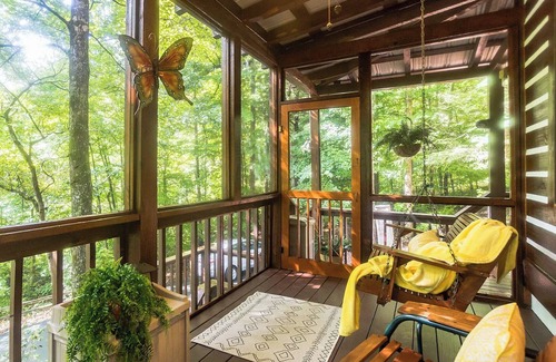 Townsend Cabin | The Blue Door Cabin: Charming, All-Wood w/Screened-in Porches - quiet & relaxing