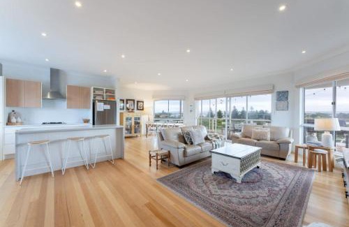 Goolwa South House | The Blue House On The Green pet friendly WIFI