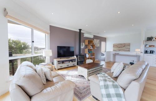 Goolwa South House | The Blue House On The Green pet friendly WIFI