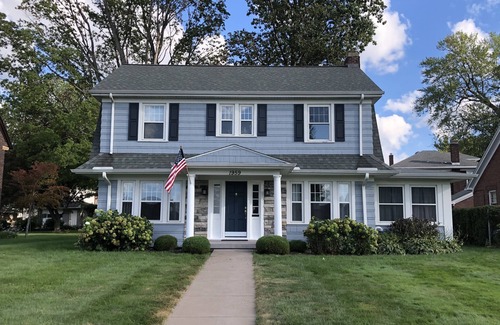 Erie House | The Blue House with Lake Views