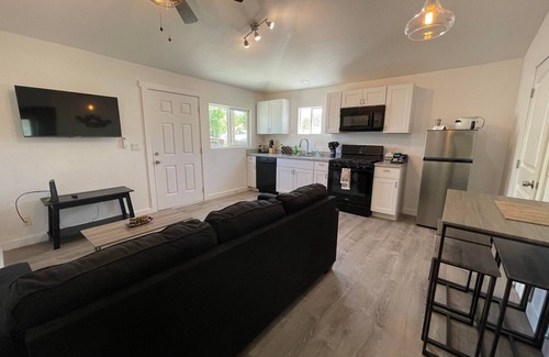 Globe House | "The Blueberry!" Cozy home in quiet neighborhood