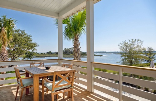 Johns Island House | “The Bluebird” (3049 Southerly Way) 2 person creekside bungalow at Kiawah River * EV Charger ~